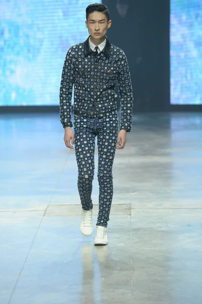Look 32